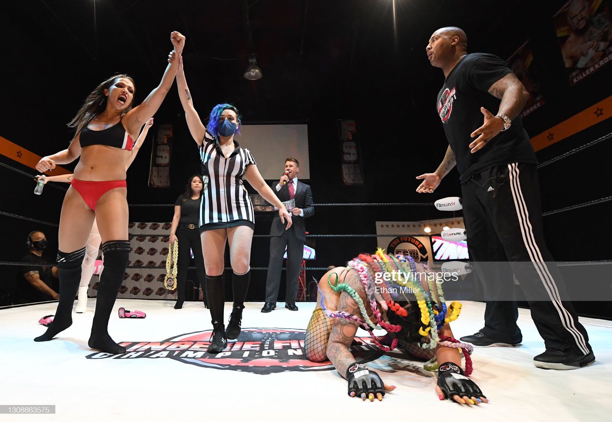 AJKirsch's tweet photo. Next time @salinadelarenta is rude to me after I announce her the winner at a @LingerieFC event, I’m gonna pull an @IAmSteveHarvey, say I made a mistake, and announce her opponent the winner.
Sorry, @TheKatieForbes. 🤷♂️
More pics on my IG: @AJKirsch
#LFC31
📸 @GettyImages https://t.co/b9xvOvxCt4