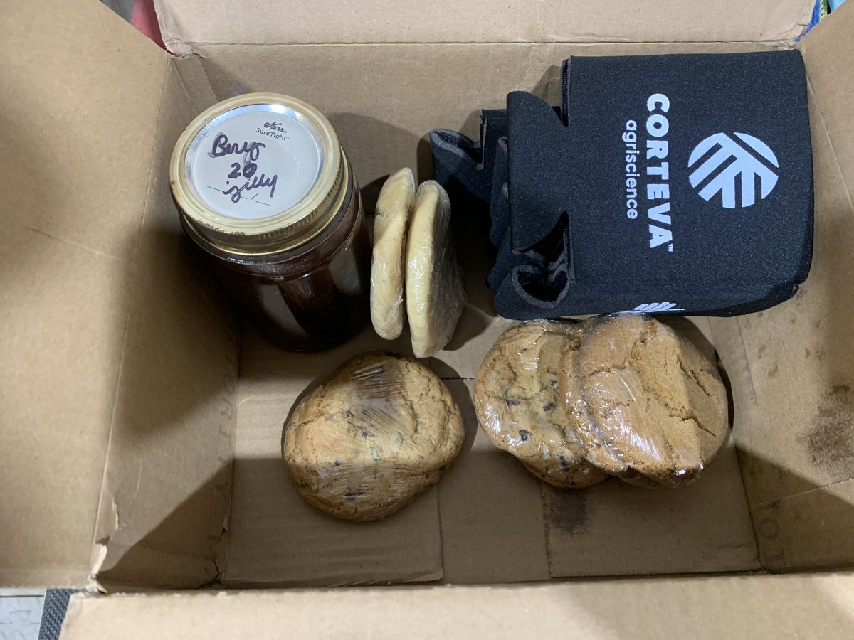HesperFarmer's tweet photo. Thanks for the goodies @bmreadel Yes, there are cookies already missing. Imagine that! #twittertrade https://t.co/jpKvbjOWWc