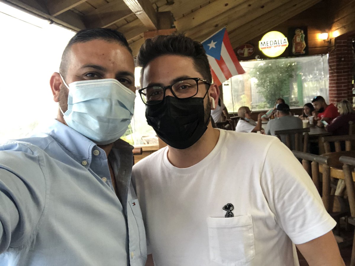 robertlzayas's tweet photo. Cuando te encuentras con el Secretario de Hacienda y se le reconoces el buen trabajo que ha realizado. ¡Mucho éxito Paquito! https://t.co/G5luNZp0MY
