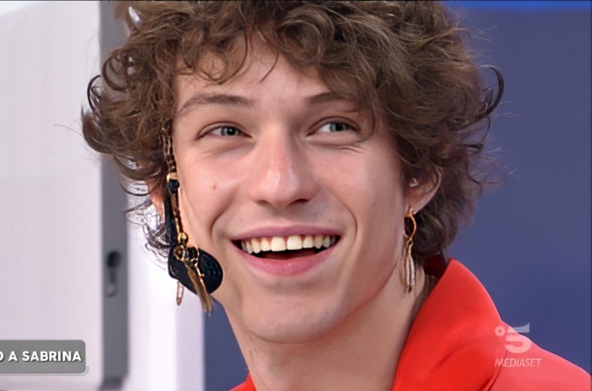 PlumeRoses's tweet photo. chissà come ci si sente ad essere filippo maria fanti e aver salvato tutte le ultime edizioni di amici #Amici20 https://t.co/mUzafT44g2