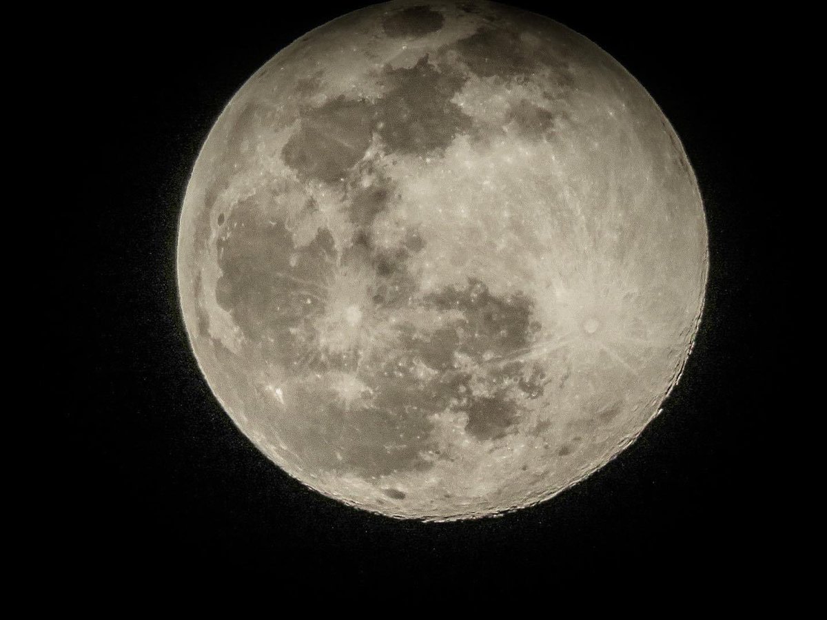 jloisofficial1's tweet photo. LA LUNA DE HOY!!! Auuuuuuuuuuuuuuuuuuuu!!!! @jloisofficial1 para bailar #yaestasparaamar #colombia #peru #ecuador #panama #chile #guatemala #argentina #RepublicaDominicana #puertorico https://t.co/NHRlu4W1Kb
