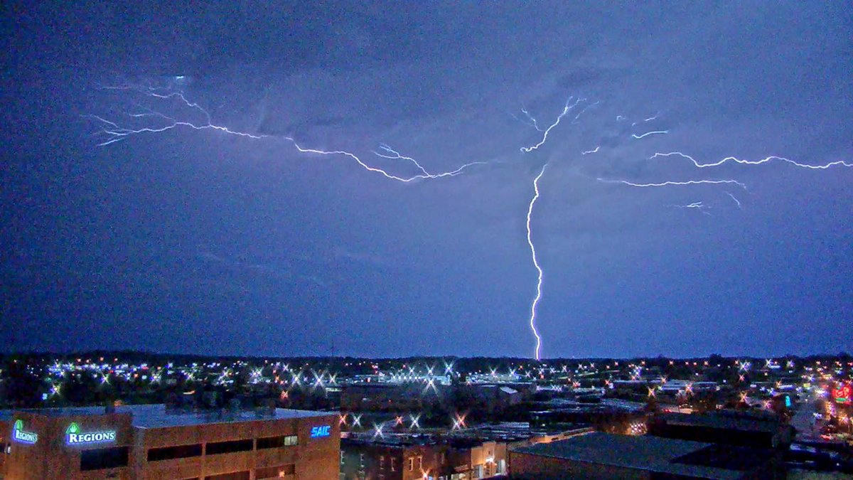 PutnamEMATN's tweet photo. The lightning threat with storms tonight is significant, along with flash flooding. Stay weather aware as more storms to the West of Nashville have now been tornado-warned. Make sure you have multiple ways to receive alerts overnight.

Photo by @PutnamEMATN Director @btnsmith https://t.co/6Pf8PMfeWq