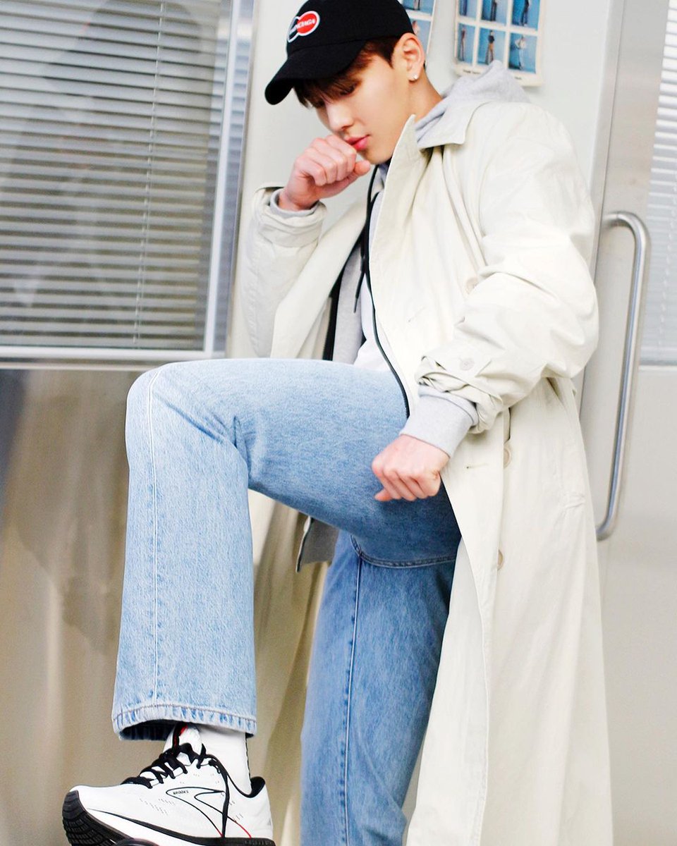 SHOWNU_FR's tweet photo. [INSTAGRAM] 260321

Shownu a posté des photos sur Instagram ! 

"Les chaussures sont extrêmement importantes alors je vous recommande fortement celles-ci pour courir 💢
@/brooksrunningkr #Pub #BROOKS

📎 https://t.co/G72sLtbL5z"

(1/3)

🇬🇧 Mwonhsta 
🇫🇷 #Capuce https://t.co/EE91iJ3vUJ