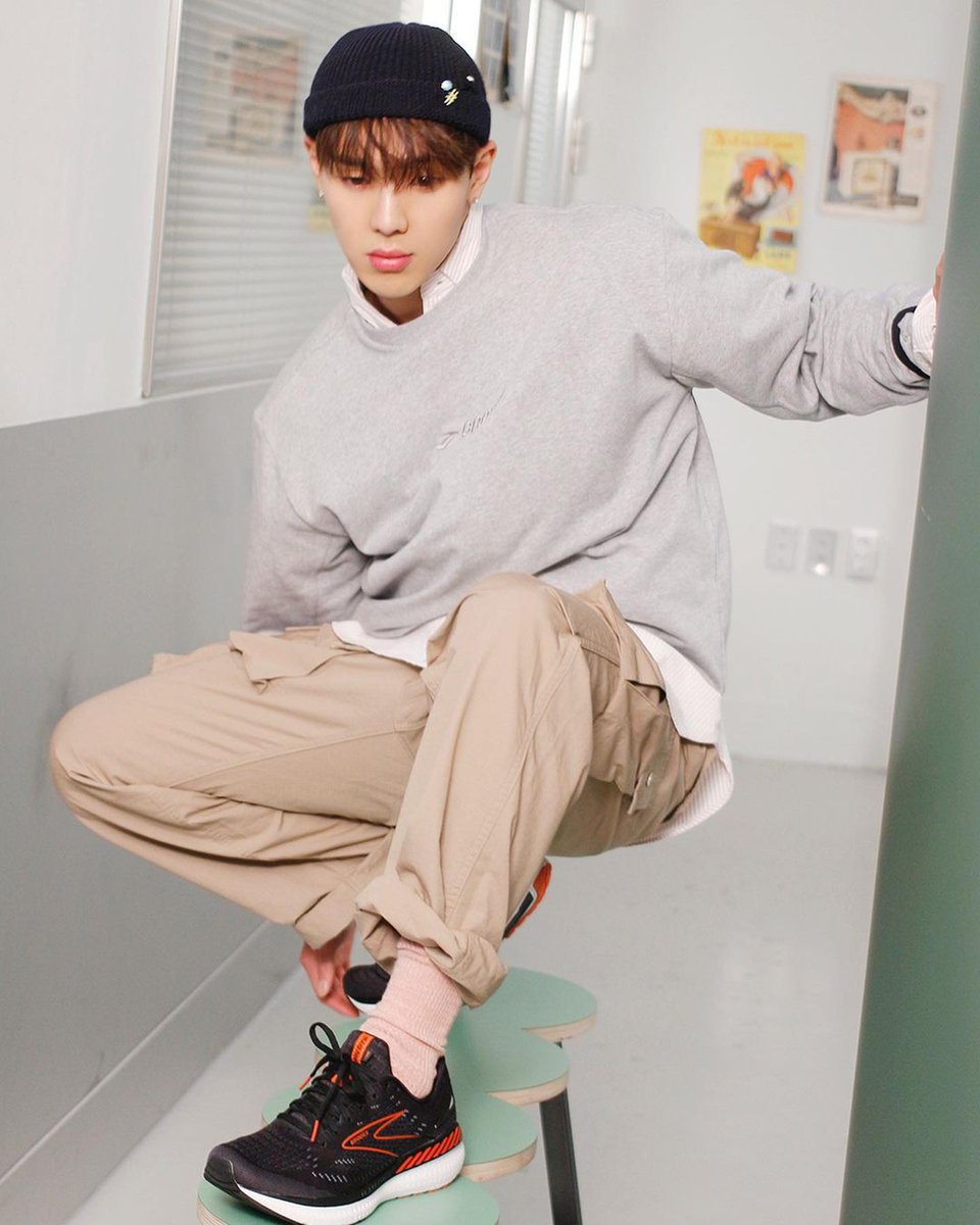 SHOWNU_FR's tweet photo. [INSTAGRAM] 260321

Shownu a posté des photos sur Instagram ! 

"Les chaussures sont extrêmement importantes alors je vous recommande fortement celles-ci pour courir 💢
@/brooksrunningkr #Pub #BROOKS

📎 https://t.co/G72sLtbL5z"

(1/3)

🇬🇧 Mwonhsta 
🇫🇷 #Capuce https://t.co/EE91iJ3vUJ
