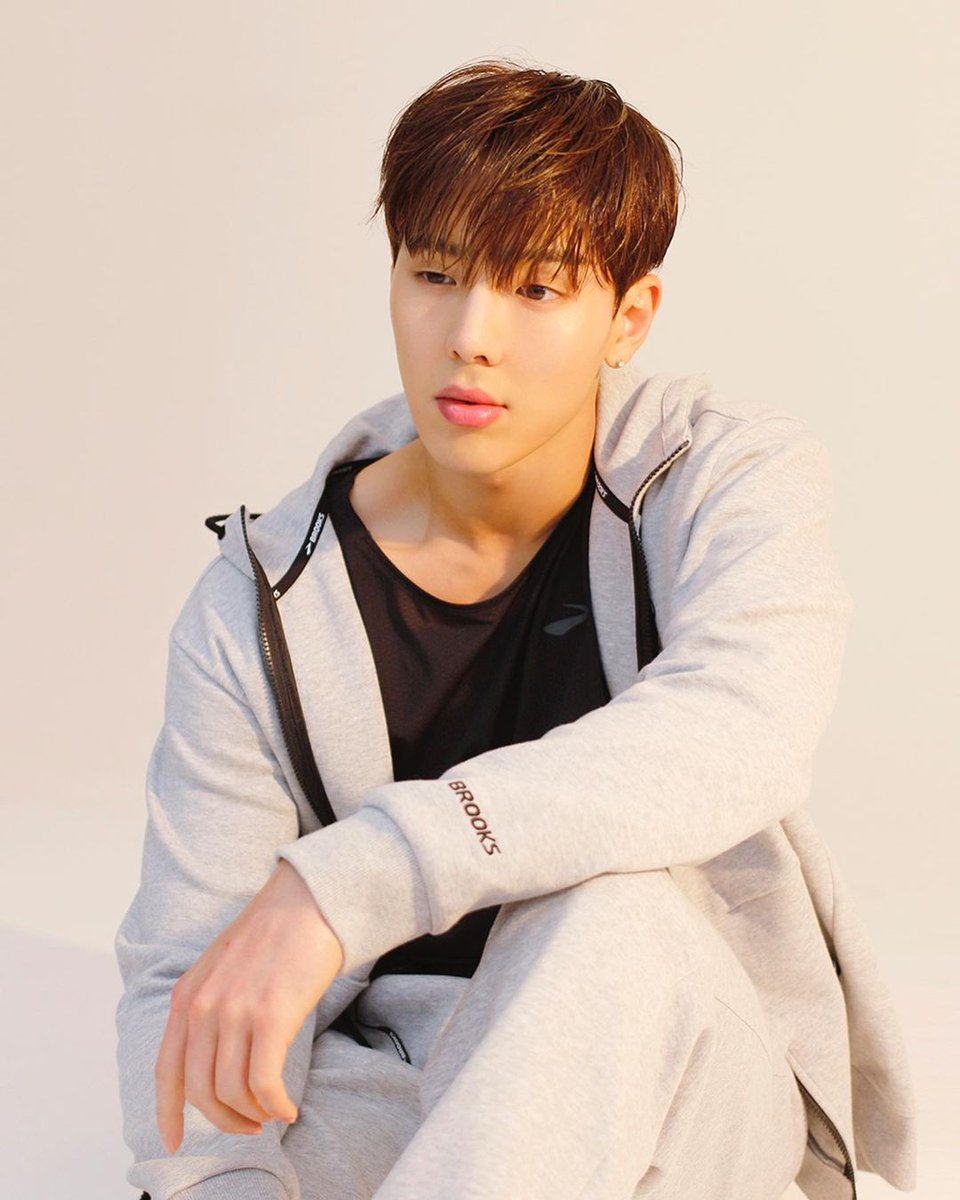 SHOWNU_FR's tweet photo. [INSTAGRAM] 260321

Shownu a posté des photos sur Instagram ! 

"Les chaussures sont extrêmement importantes alors je vous recommande fortement celles-ci pour courir 💢
@/brooksrunningkr #Pub #BROOKS

📎 https://t.co/G72sLtbL5z"

(1/3)

🇬🇧 Mwonhsta 
🇫🇷 #Capuce https://t.co/EE91iJ3vUJ