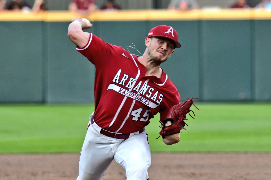 Does Kevin Kopps pitch with his eyes closed, like Sergio Garcia putting with eyes closed? I dunno, but his cutter has made MSU hitters look like they're swinging with eyes closed at times today. Great relief outing from the @RazorbackBSB veteran, Hogs clinch series with 10-5 win. https://t.co/8vJQlsK7R5