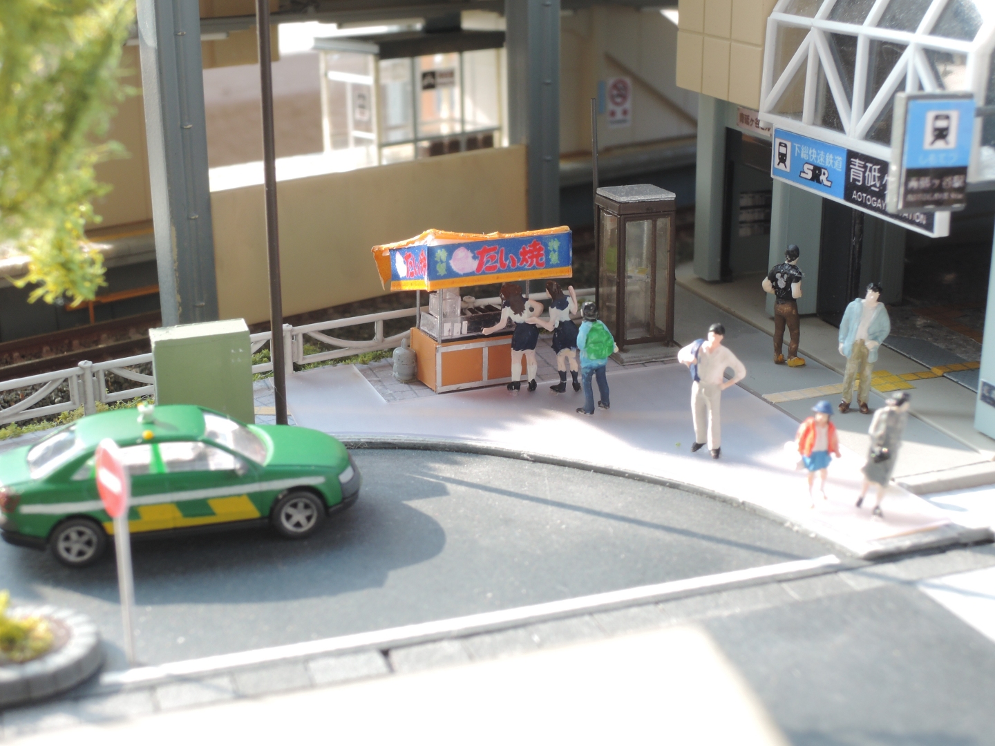 H Kuma 続いては駅前広場の周辺を 駅ビル1階が駅正面口となっており その前には小さなロータリー やって来るバスも それに見合った小型のタイプです 鉄道模型 Nゲージ 鉄道模型レイアウト 鉄道模型ジオラマ レイアウト ジオラマ みんなで作るgm