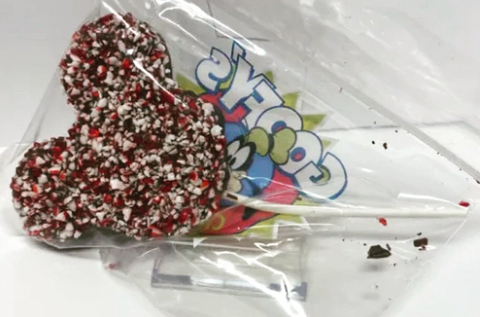 MissDis_Blog's tweet photo. ❗️New Review❗️You can’t go wrong with peppermint, chocolate, and Mickey Mouse! Check out our thoughts on this treat. Thanks Main Street Treat Co. Link in bio. #disney #snacktime #MickeyMouse https://t.co/Wy9ja84Z20