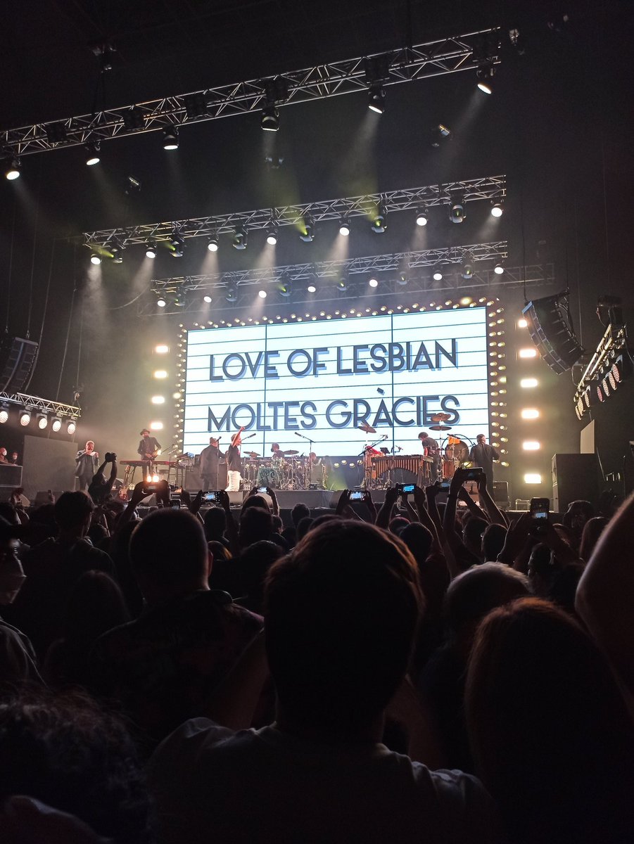 polcase's tweet photo. Avui he recordat que feliç em fan els concerts. Gràcies @loveoflesbian #LoLSantJordi https://t.co/VVFlWQqfo0