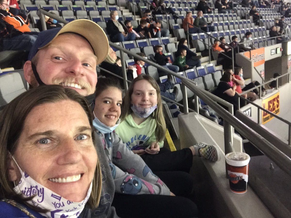 TerryHakes's tweet photo. It’s @FWKomets hockey night in the fort with the family #letsgokomets #komets https://t.co/LAYu0O0Tcr