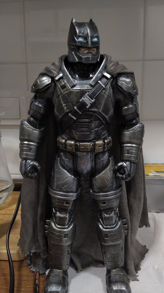 Antes/Después de la sesión de pintura y customización. #Batman #BatmanvSuperman #CustomToys #Mattel #BatmanMechSuit #BatmanArmor