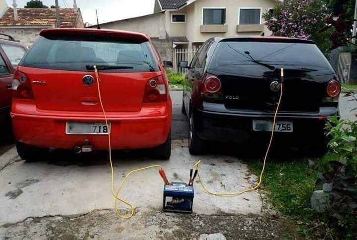 chispazo80's tweet photo. Un colega me mandó un WhatsApp diciéndome que la batería del coche se descargó.le dije que pusiera las pinzas, el cable rojo en el polo rojo y el cable negro en el polo negro,me dice que no le arranca y me manda la foto por si había hecho algo mal
Alguna idea que pueda ayudarnos? https://t.co/4ca2uuRcou