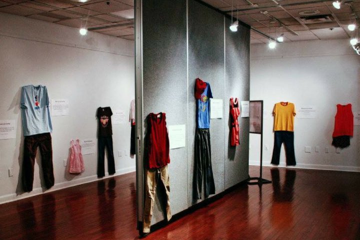 Aydnli_'s tweet photo. Pour ceux qui pensent vraiment que la tenue justifie le viol je vous invite sincèrement à aller jeter un coup d’oeil l’exposition "Que portais-tu ce jour là ?" Créé par l’Université de Kansas dans un musée à Molenbeek en Belgique.

Voici quelques images de l’exposition : https://t.co/PAL5bwqw99