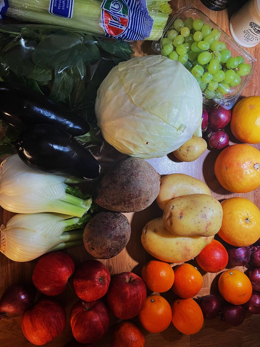 xrebeccaeade's tweet photo. Hey @OddboxLDN! Thank you so much for my first box! I am so impressed with the amount, quality and the very quiet delivery of these gorgeous vegetables! ☺️ #oddisgood https://t.co/523IgBqG3h