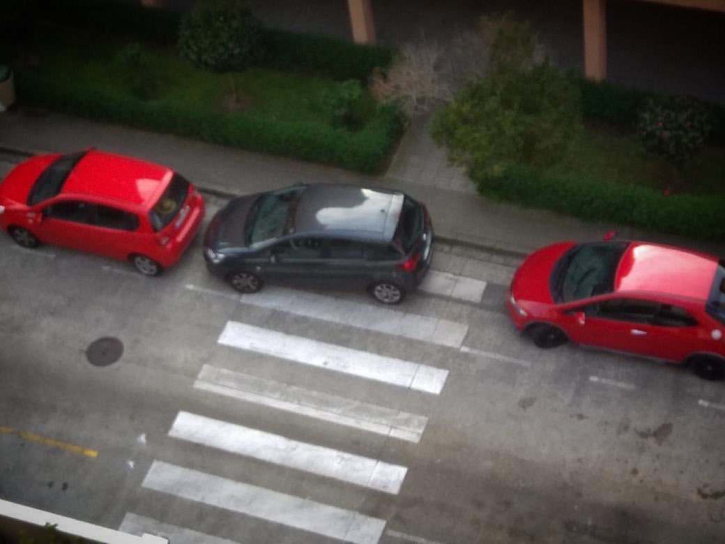 Que te lo digo yo que se #aparcascomoelculo y se quedó tan a gusto #sobreelpasodecebra #ylamultapacuando