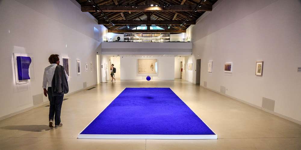 Fact: Yves Klein, un artiste français, a fait un malaise pendant la projection de ce film en mai 1962. Il mourra d’une crise cardiaque un mois plus tard, le 6 juin 1962, à 34 ans.