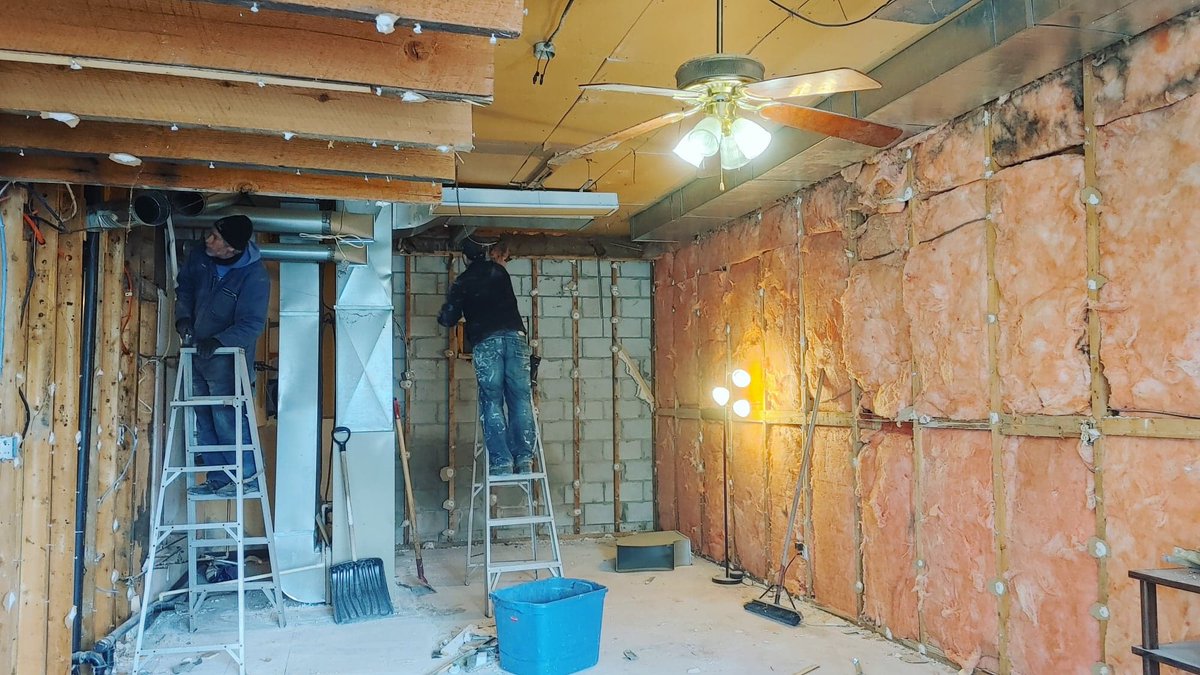 NickyPearson65's tweet image. After 8 hours pulling drywall, ceilings, ductwork, floors &amp;amp; then loading it all into a dumpster &amp;amp; you sit down and can't get up once ! The things you find in a house with parts originally built c.1934! #AchingBones #BackAtItTomorrow #WeHave12FootCeilingsNow