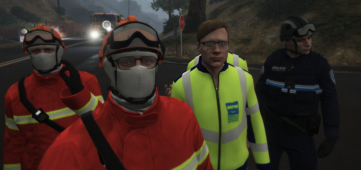 Ce soir nous somme intervenu pour un feu d'espace naturel en lisière d'un lotissement du 13ème arrondissement de #MarseilleDCPJ
Petit selfie sur la fin de l'intervention avec les collègues.
Belle coopération interservices 🔥💪
#SIMULATION #StudiosDCPJ #Pompiers #GTAV
