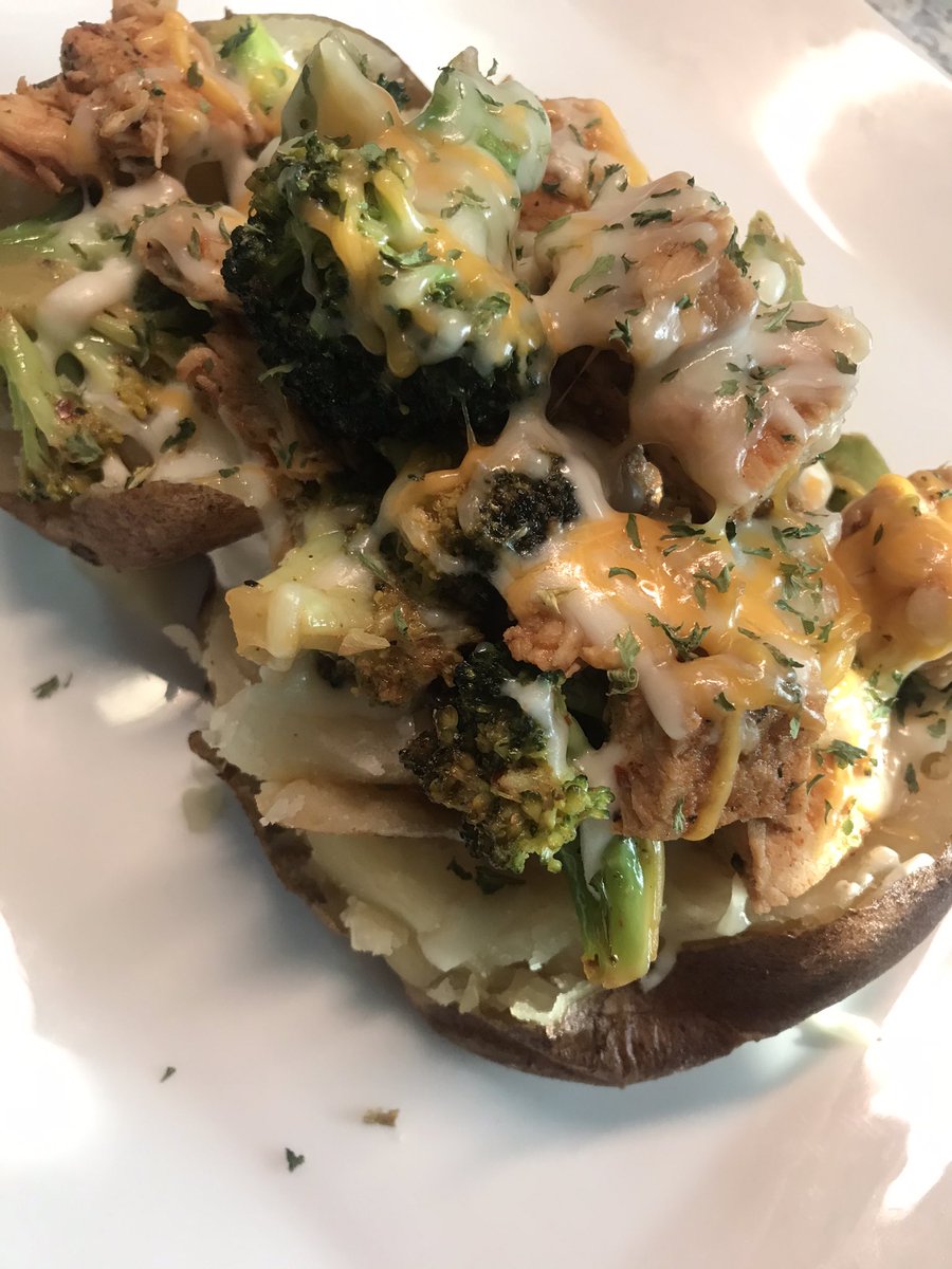 Chef_VNell's tweet photo. Cajun Chicken & Broccoli Baked Potato ( https://t.co/A03OkmyA3H )#cheflife #chefsroll #foodnetwork #greatfood #chefvnell #creolefusion #creolefood #chefworld #truecooks #cajun #cajunfood #neworleansfood #jamesbeard #goodfoodgoodlife #kitchenbeast #chefstable #ironchef https://t.co/PQvvQhwCev