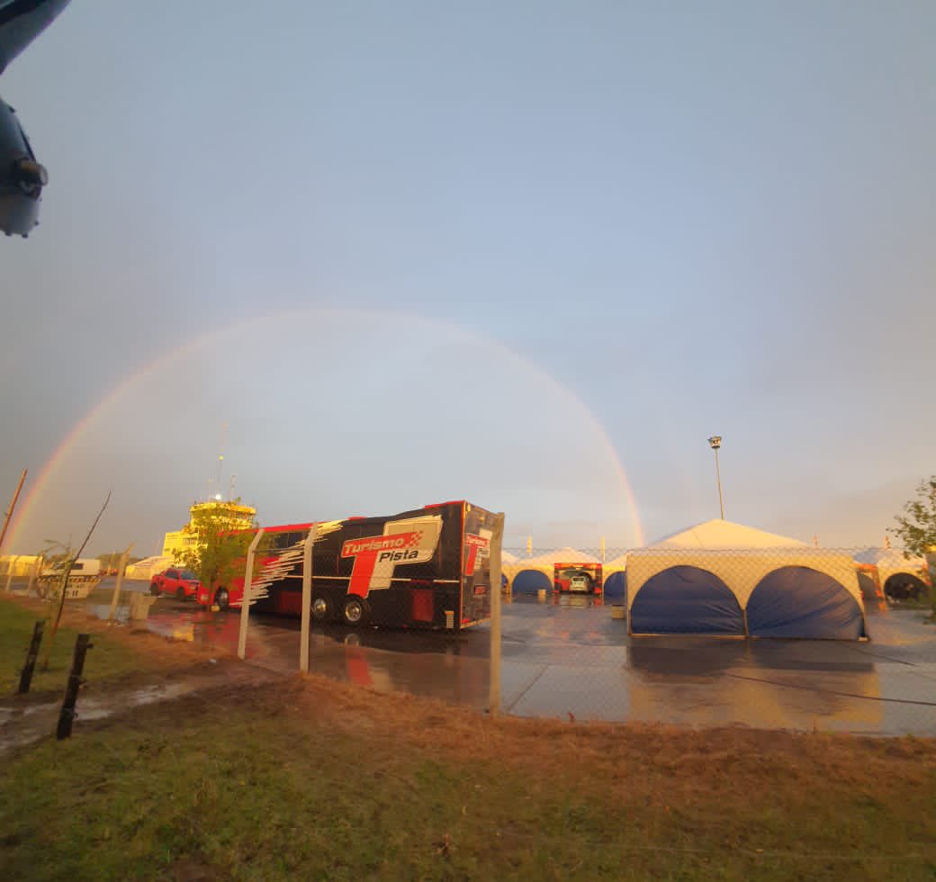 TurismoPista's tweet photo. 📸 Así cayó la tarde en el Hermanos Emiliozzi #TPenOlavarria 

📸 @iribarrenj1 https://t.co/LCUpC9AgXJ