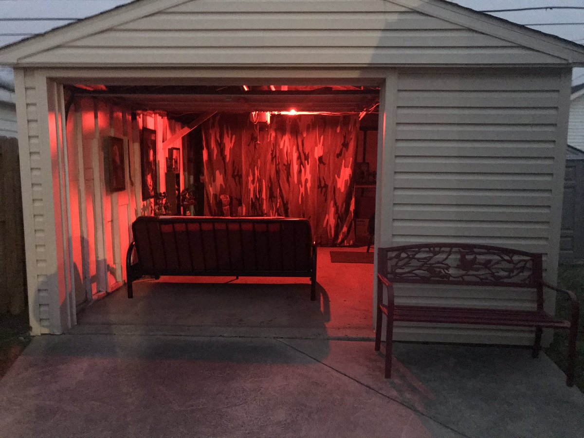 inkedup313's tweet photo. Itโs a red light night #SaturdayNight #GarageChillin https://t.co/1JteYxBkuO