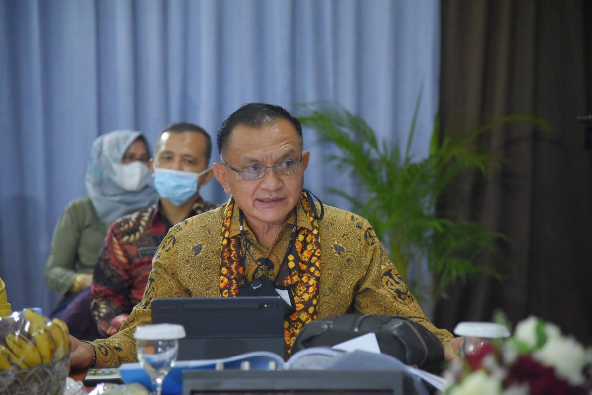 DPR_RI's tweet photo. Tim Kunjungan Kerja Spesifik Komisi I DPR RI yang dipimpin Wakil Ketua Komisi I DPR, Abdul Kharis Almasyhari menggelar pertemuan dengan Kepala Stasiun RRI Palembang, Sumatra Selatan Ahmad Bahri, Jumat, 26 Maret 2021. #KunkerDPR https://t.co/r0qSFWVvC8