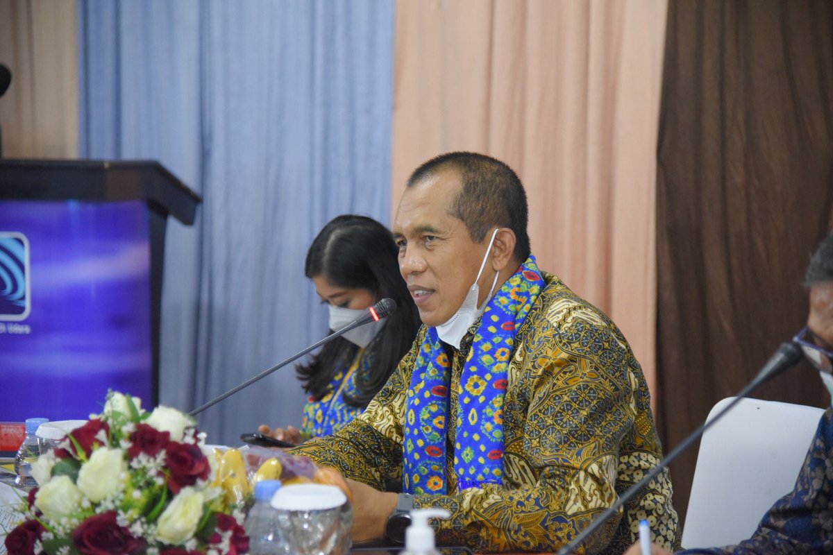 DPR_RI's tweet photo. Tim Kunjungan Kerja Spesifik Komisi I DPR RI yang dipimpin Wakil Ketua Komisi I DPR, Abdul Kharis Almasyhari menggelar pertemuan dengan Kepala Stasiun RRI Palembang, Sumatra Selatan Ahmad Bahri, Jumat, 26 Maret 2021. #KunkerDPR https://t.co/r0qSFWVvC8