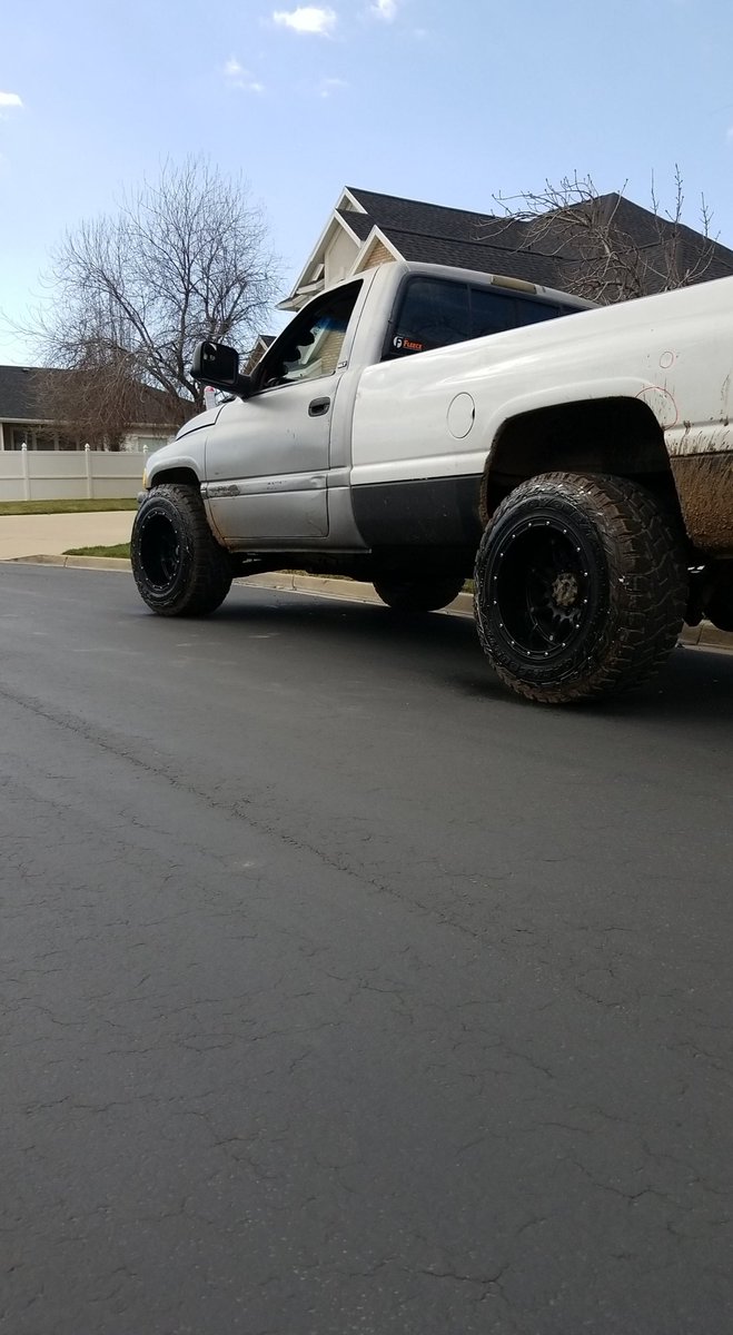 CaseSimps's tweet photo. To level the front or drop the rear some?!🤔 https://t.co/d2ErzAz4yb