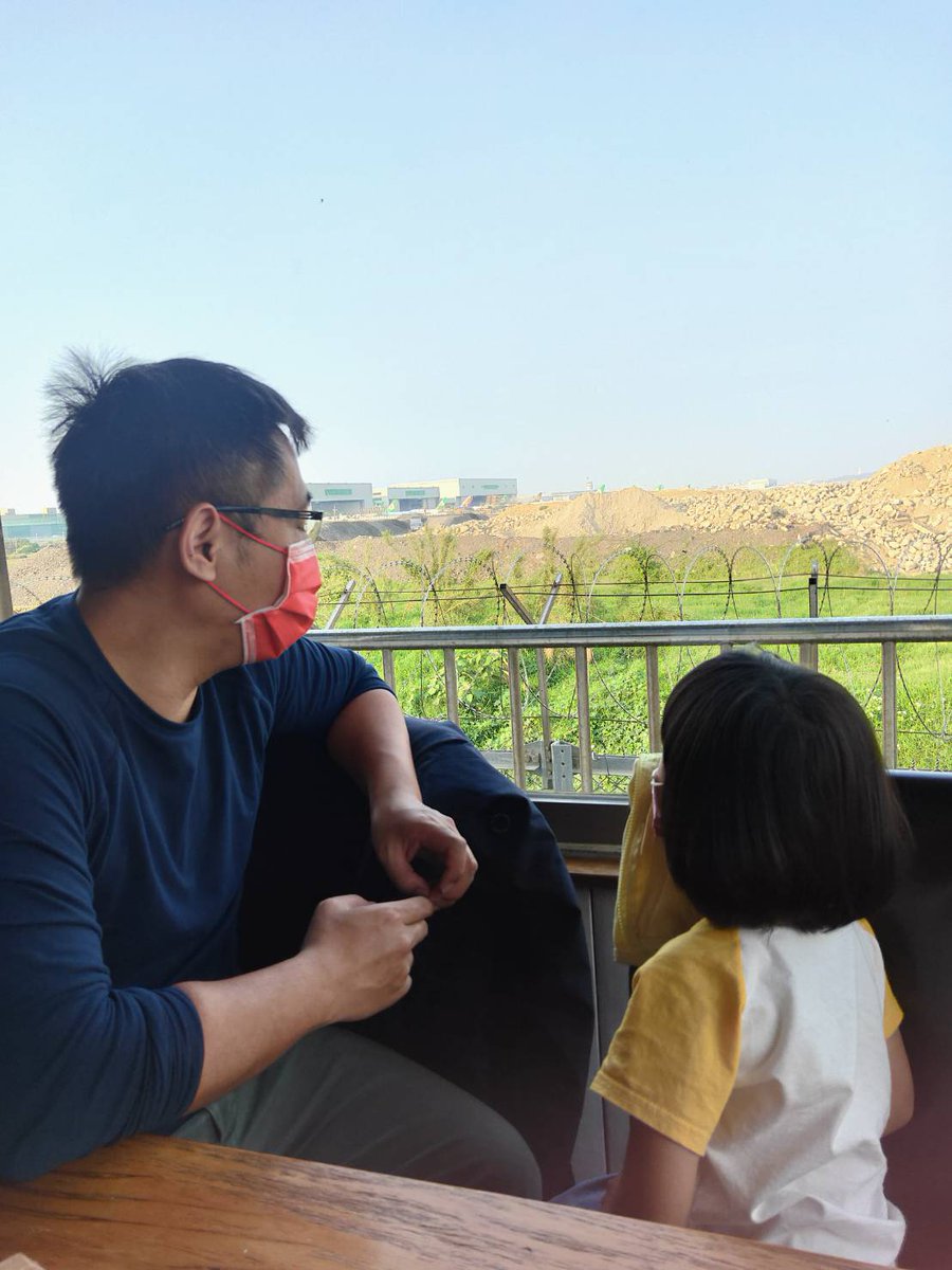 a19811216adrun's tweet photo. 來看飛機囉！ 但是都被土堆擋住了！ https://t.co/vQ87orFlJF