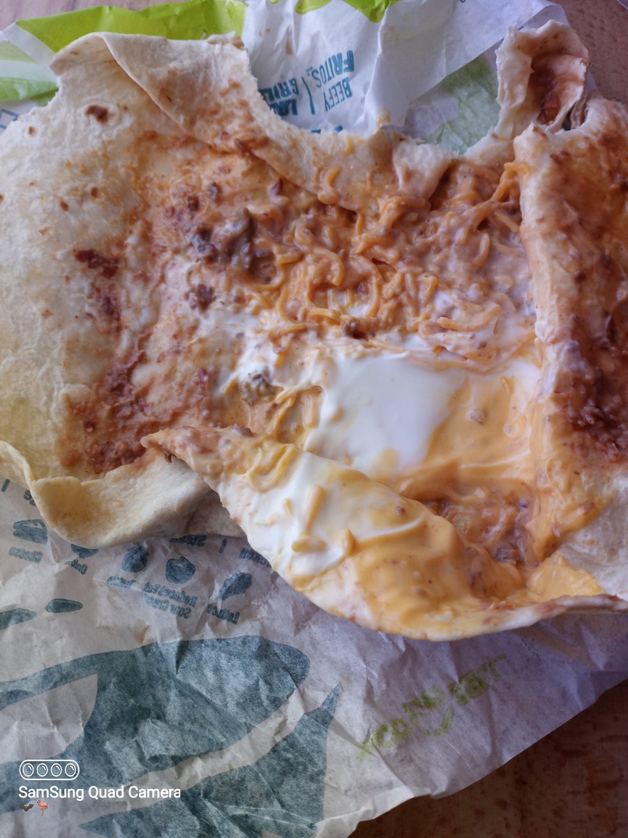 ThatDarnBatEMG's tweet photo. I'm a little confused about this burrito. It's SUPPOSED to be the "Beefy 5 Layer", now I'm not sure but I think something, like a key ingredient, might be missing. @tacobell https://t.co/m7tgCKnM3D