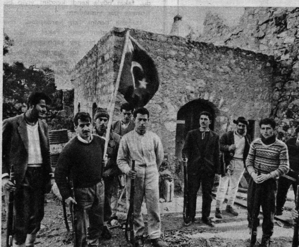 sabahatinismail's tweet photo. Fotoğraf 85. 1964 St Hilarion kalesi. Beş parmak dağları. Çok zor şartlarda kaleyi savunan TMT mensupları ve bölge köylüleri https://t.co/oRcsgqZwJz