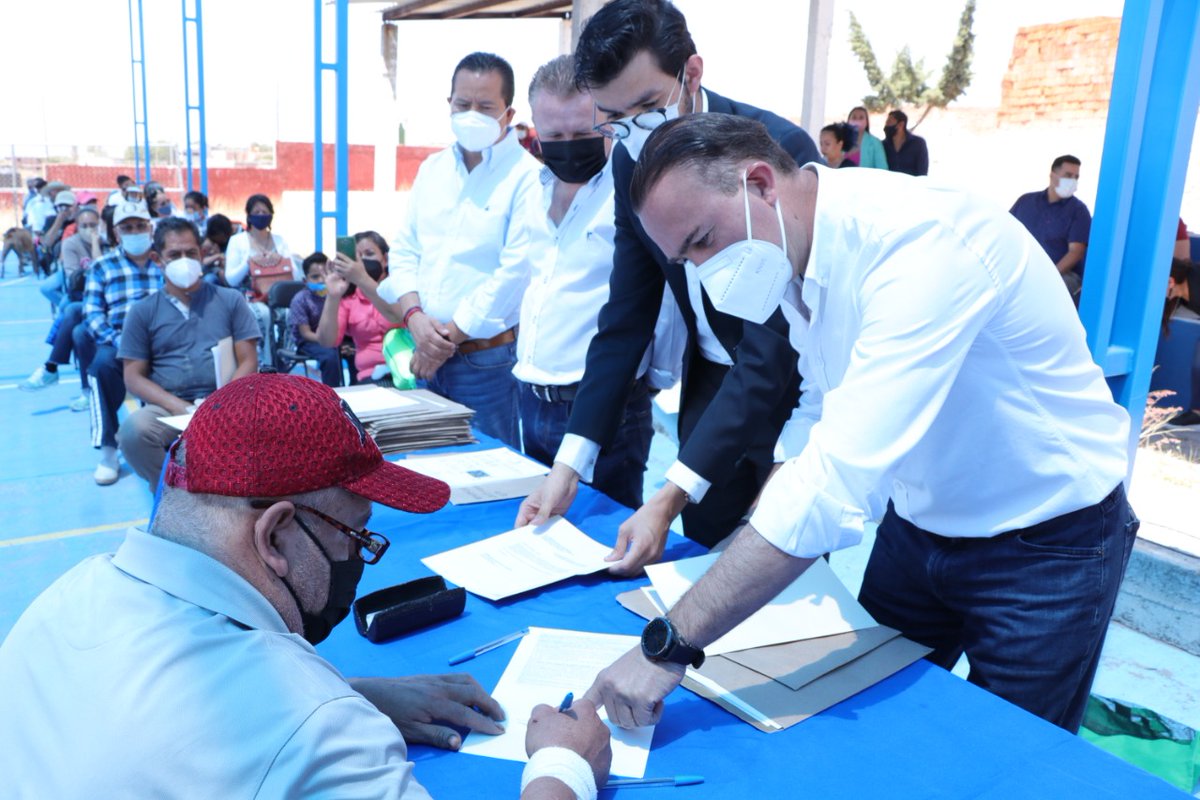 VillarrealGTO's tweet photo. Hoy vecinos del Nigromante firmaron sus escrituras, más de 3 décadas de esfuerzo y sacrificio al fin rinden fruto, ¡#DeCorazónImparable cumplimos por las familias de #SanMiguelDeLaGente! Gracias por su confianza  y permitir acompañarlos a realizar este sueño. ¡Muchas felicidades! https://t.co/KBokSwbCpe