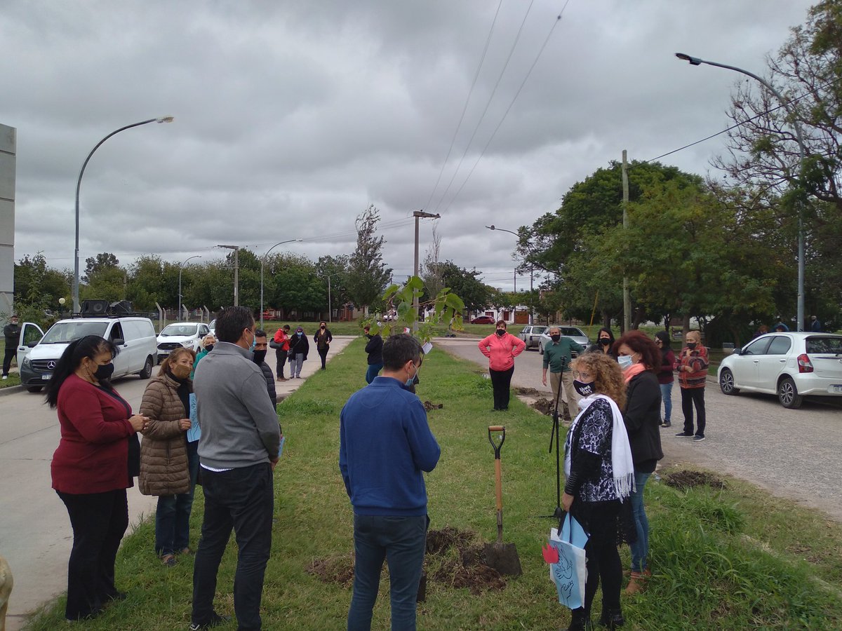 Agustin3766's tweet photo. #MEMORIA #VERDAD #JUSTICIA
  
Por eso conmemoramos con un acto esta mañana junto a la familia Casas recordando a sus hermanos desaparecidos en 1976 Hugo y Carlitos Casas  en el cantero sobre Bauchs y Lola Membrive  de B ° Los Gigantes Anexo #PlantamosMemoria #CosechamosDerechos https://t.co/vzMvQr78Iy