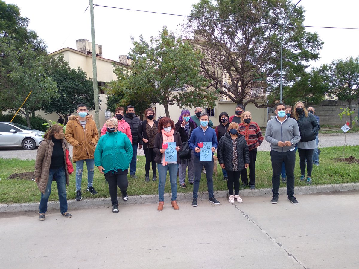 Agustin3766's tweet photo. #MEMORIA #VERDAD #JUSTICIA
  
Por eso conmemoramos con un acto esta mañana junto a la familia Casas recordando a sus hermanos desaparecidos en 1976 Hugo y Carlitos Casas  en el cantero sobre Bauchs y Lola Membrive  de B ° Los Gigantes Anexo #PlantamosMemoria #CosechamosDerechos https://t.co/vzMvQr78Iy