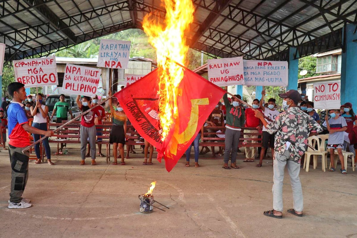 pnagovph's tweet photo. LOOK: Residents of Brgy. Cambayobo in Calatrava and Brgy. Bandila in Toboso, Negros Occidental burn the communist flag and committed to reject terrorist groups in separate rites held March 25 and 26, 2021. | via Nanette Guadalquiver/PNA Bacolod 📷: Philippine Army 79IB https://t.co/IGADBlapzz