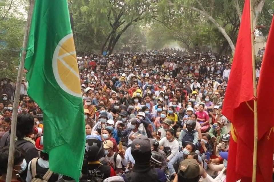 hannayuri_twt's tweet photo. The bloodiest day from military shootings yesterday cannot stop the people from Monywa to show their true and brave will to fight for democracy today. @poppymcp @YourAnonCentral @BBCBreaking @CNN 

JUNTA MASSACRE
#Mar28Coup
#WhatsHappeningInMyanmar https://t.co/MtgU4if3jM