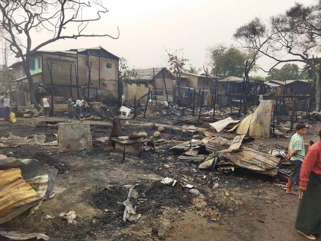 DimpleMariah's tweet photo. Civilians’ housings of PyiGyiTaKon ward, Mandalay has been burnt down by junta massacres last night. Over 60 housings have been burnt down.
JUNTA MASSACRE
#Mar28Coup
#WhatsHappeningInMyanmar https://t.co/RYl8NHbmXQ