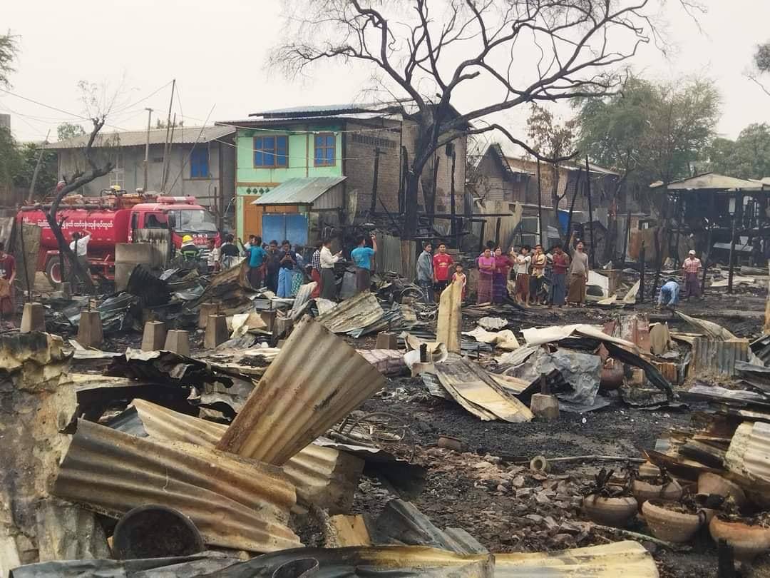 DimpleMariah's tweet photo. Civilians’ housings of PyiGyiTaKon ward, Mandalay has been burnt down by junta massacres last night. Over 60 housings have been burnt down.
JUNTA MASSACRE
#Mar28Coup
#WhatsHappeningInMyanmar https://t.co/RYl8NHbmXQ