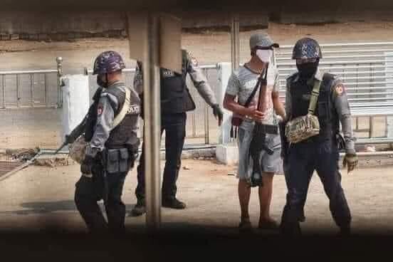 ChenSandar's tweet photo. Carrying a gun with the 
appearance of Civilian is a crime. 
Please take action. #WhatsHappeninglnMyanmar #CrimesAgainstHumanity https://t.co/1t9LZpeyjW