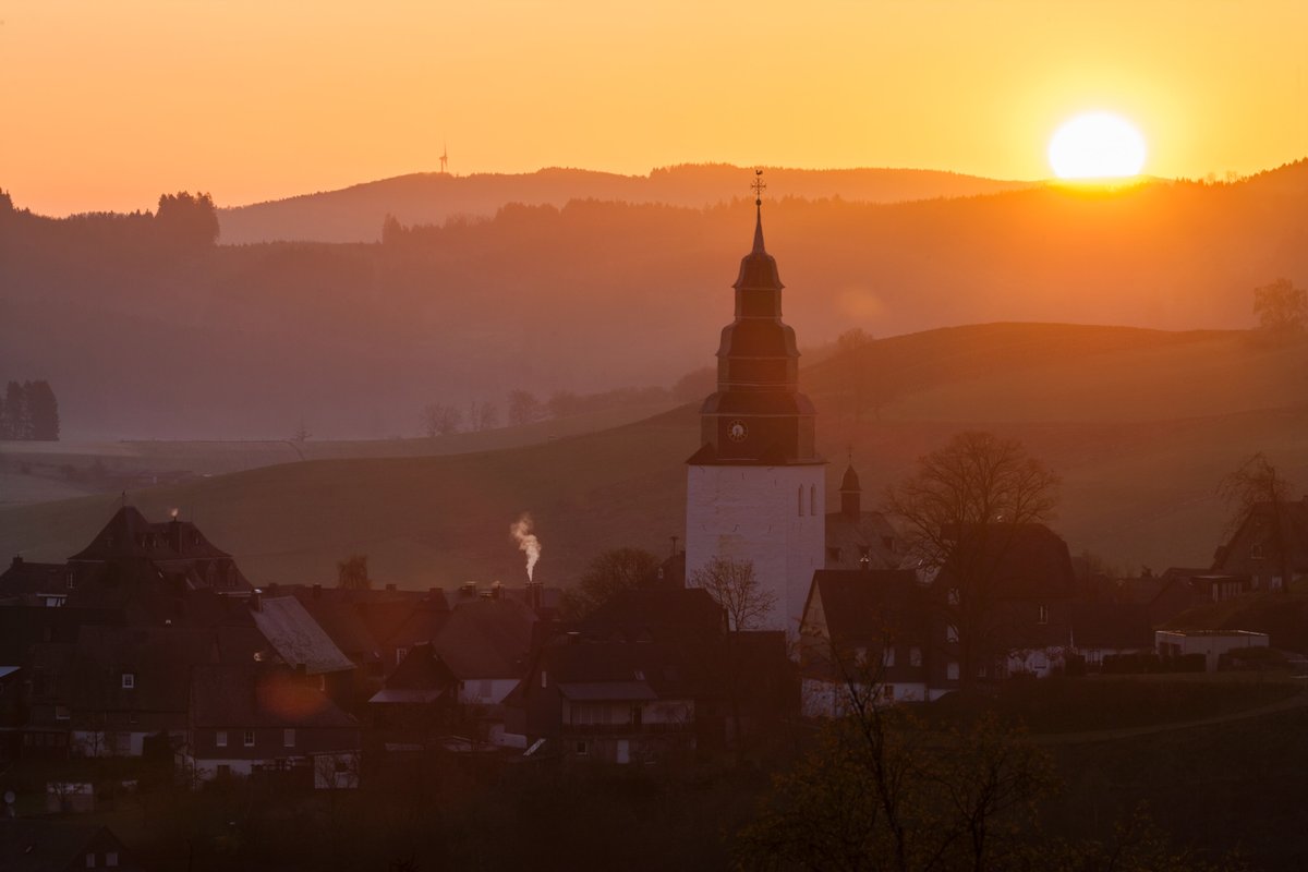 deinsauerland's tweet photo. Die #Sonne bahnt sich ihren Weg über den #Horizont und taucht das idyllische Örtchen #Eversberg bei #Meschede in ein traumhaftes Licht.
Foto: Sauerland-Tourismus e.V. / Georg Hennecke https://t.co/TfTtKzSMam