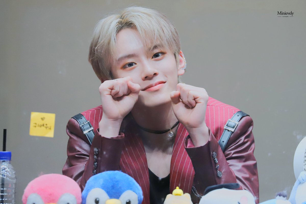 Minievely_0125's tweet photo. [HQ] 210327 팬사인회
너무 귀여워ㅠㅜㅠㅜ
#강블리 #강민 #유강민 #베리베리 #VERIVERY #カンミン #KangMin https://t.co/eUn61Qa8R2