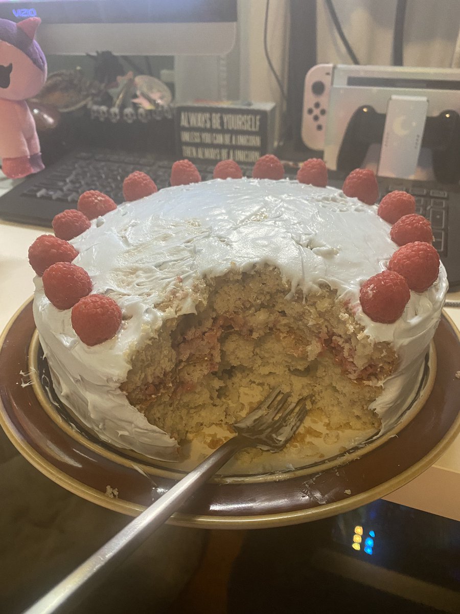 support_unicorn's tweet image. Covid birthday party vibes...
Who needs plates when you’re the only one eating your birthday cake? 😭 #covidbirthday #partyforone