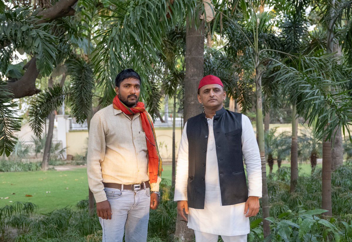 yadavakhilesh's tweet photo. बच्चों के भविष्य के लिए शिक्षा को जारी रखने की अपील करनेवाले शिक्षक पर FIR करना उप्र की भाजपा सरकार का अति निंदनीय कृत्य है।

उप्र के स्टार प्रचारक जी स्वयं तो कोरोना में चुनावी रैलियों में जा रहे हैं परंतु बच्चों को शिक्षा से वंचित कर रहे हैं।

सपा हर शिक्षक के साथ खड़ी है! https://t.co/yKLyEKUxLU