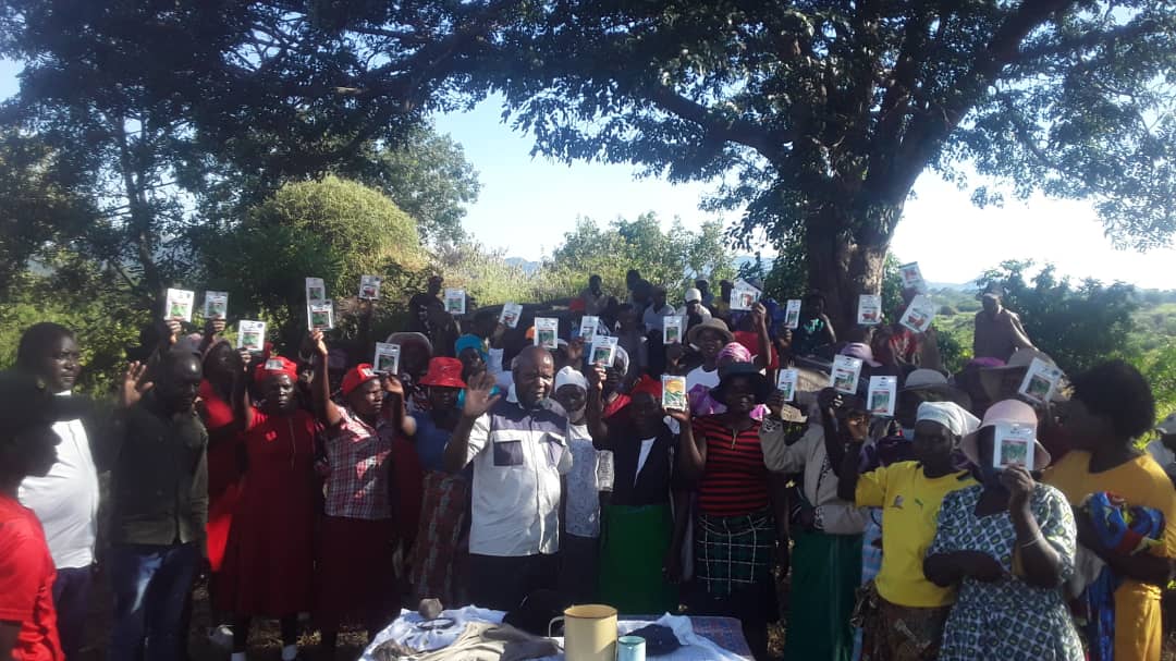 masungokudakwas's tweet photo. @Trymo1265 @DNgadziore Today Masvingo Executive and national member @mozymavhaire where in Mandini branch meeting, mushawasha east, ward 31 #MasvingoCentral
#CitizenConvergenceforChange
#DevelopmentCheteChete https://t.co/vkdwgtsWpw https://t.co/k6gUjafhb7
