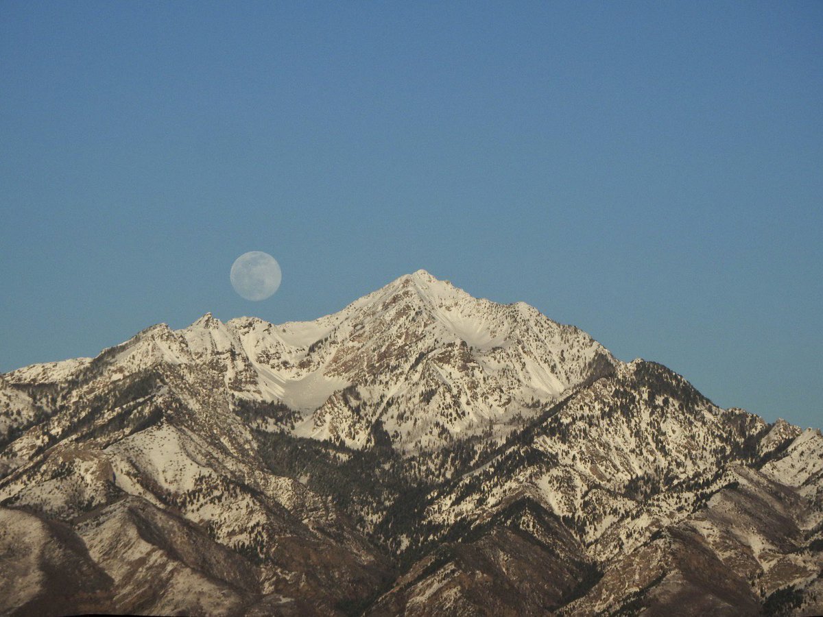 SLCScanner's tweet photo. The #moon this #evening coming up in #slc #utah #WestJordan #utwx #mountains #snow https://t.co/mvLozNddUP