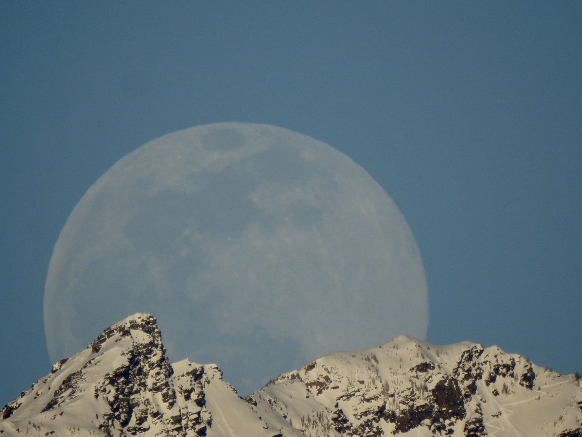 SLCScanner's tweet photo. The #moon this #evening coming up in #slc #utah #WestJordan #utwx #mountains #snow https://t.co/mvLozNddUP