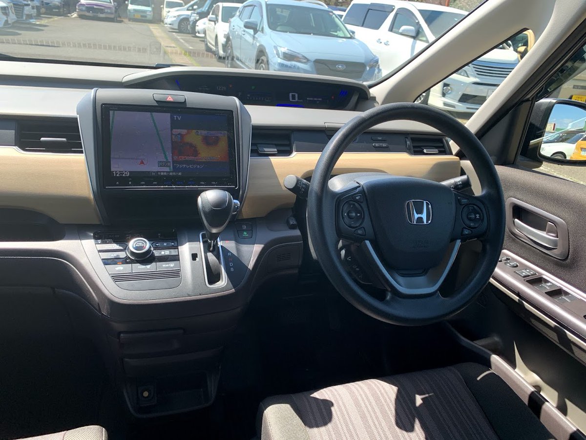 daitokucar1's tweet photo. ホンダフリード1.5Gホンダセンシング入荷しました💁‍♂️
小柄なサイズでありながらちょうどいいサイズのコンパクトミニバン🚗
平成29年2.1万キロで装備も9インチ純正ナビ、TV、後席モニター、両側パワースライドドア、バックカメラ、ETCと充実しています‼️
気になる車両本体価格は189.8万円です✨ https://t.co/iXv1GxGsl1