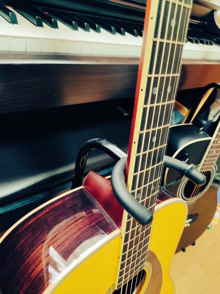 AcouFrisk's tweet photo. ２代目！
めっちゃ高かったけど、エレアコだからねー
音色がきれいで、弾いてて楽しすぎる https://t.co/zy9Rr57de2