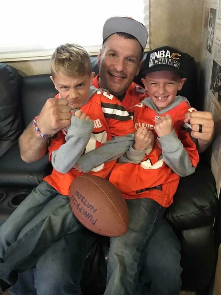 PumpkinNation's tweet photo. You know what time it is! Good luck to my man @stipemiocic!! 👊🏻💪🏻
#UFC260 #AndStill https://t.co/bSEPHJq0jV
