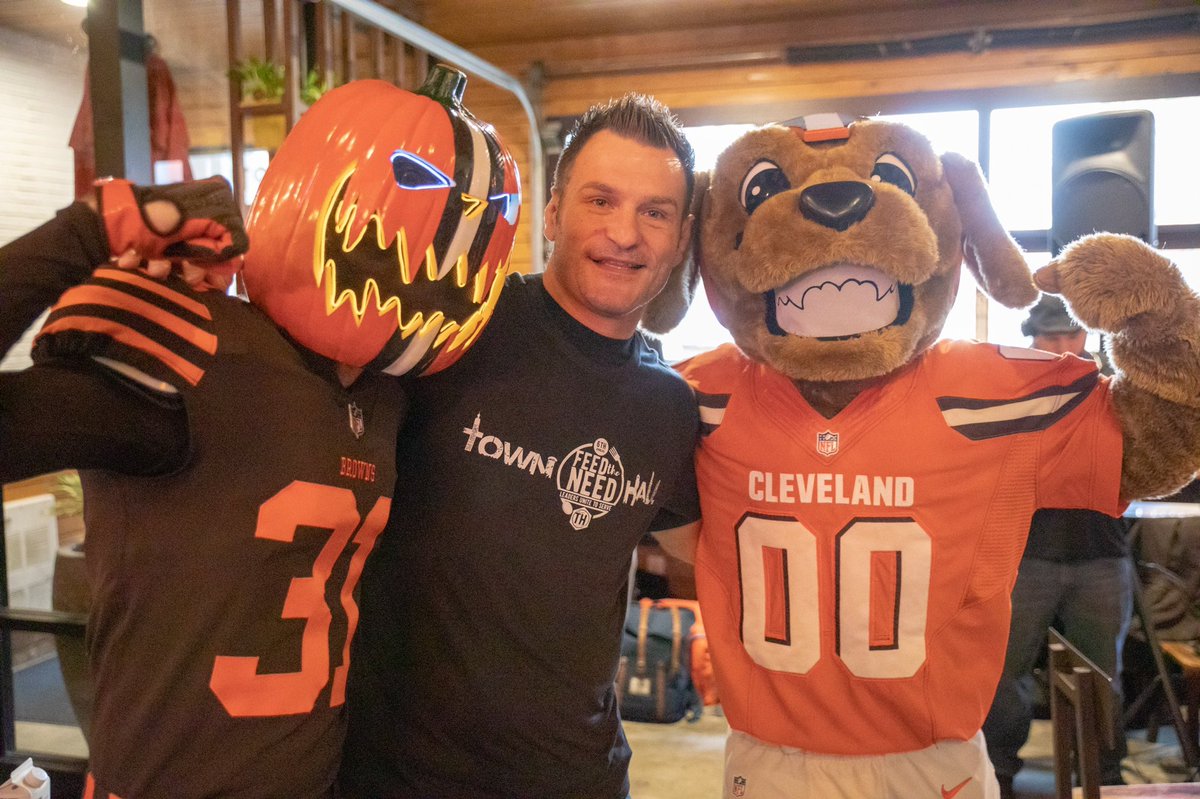 PumpkinNation's tweet photo. You know what time it is! Good luck to my man @stipemiocic!! 👊🏻💪🏻
#UFC260 #AndStill https://t.co/bSEPHJq0jV